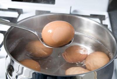 Как варить яйца в кастрюле, чтобы они не треснули? Полезный лайфхак для кухни - nashsovetik.ru