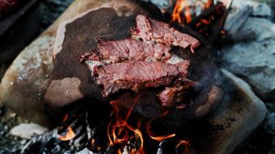 Как приготовить мясо на камнях - new-lifehuck.ru