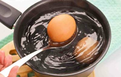 Скорлупа слетит сама: что нужно добавить в воду при варке яиц - novate.ru