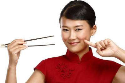 Упражнение от провисания овала лица при помощи палочек для еды - all-for-woman.com - Япония