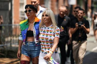 Леди Гага представила капсульный гардероб от Versace для лета 2021 - miridei.com
