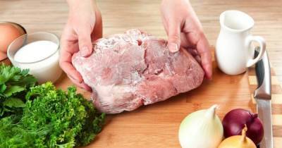 Как оперативно разморозить мясо, если забыл достать его из морозилки заранее - novate.ru