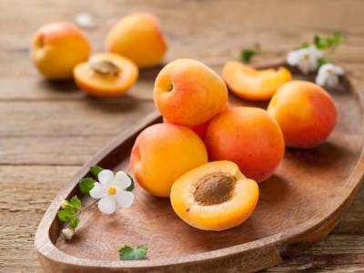 Чем полезны абрикосы и кому можно есть это летнее лакомство? - shkolazhizni.ru