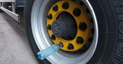 Зачем бывалые дальнобойщики вставляют пластиковые бутылки в колеса - novate.ru