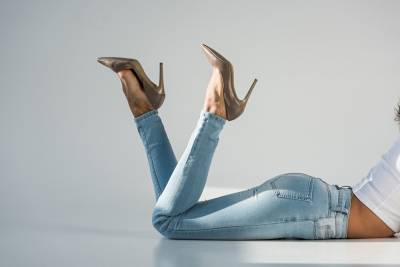 С какой обувью носить джинсы? - shkolazhizni.ru
