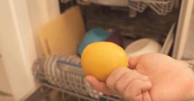 Работающий лайфхак для посудомоечной машины: просто положите внутрь кусочек лимона. Результат вас удивит - cpykami.ru