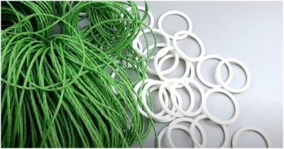 Соедините пластиковые кольца для карниза с джутом или пряжей, чтобы в результате получить стильную вещицу - cpykami.ru
