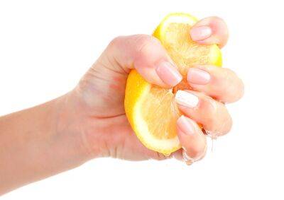 Как из лимона выжать больше сока почти в 2 раза: простой способ - nashsovetik.ru