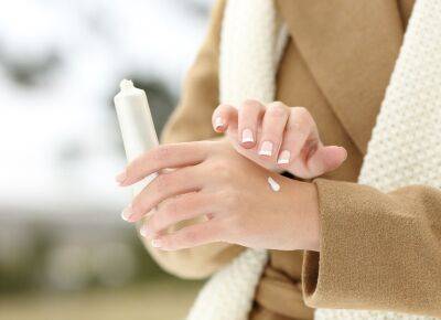 Как сделать увлажняющий крем для сухой кожи рук: самый простой рецепт - nashsovetik.ru