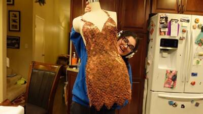 Безумно творческая девчонка сделала роскошное вечернее платье из более чем 2500 монеток - cpykami.ru