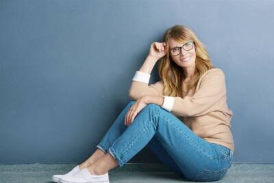 Омолаживающие образы с джинсами для женщин за 50 - miridei.com