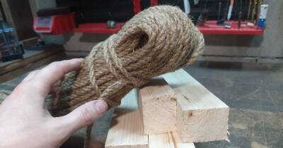 Из пары деревянных брусков и верёвки мастер собрал нужную вещь на дачу - cpykami.ru