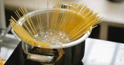 Шеф-повар называет воду после варки макарон «жидким золотом», с любовью наливая черпаком в стакан - takprosto.cc
