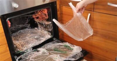 Супер-способ почистить духовку без проблем. Просто разложите полиэтиленовые пакеты - cpykami.ru