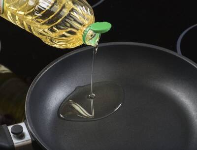 Что делать, чтобы масло не брызгало при жарке на сковороде? 4 важных правила - nashsovetik.ru
