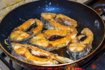 Антон Курчев - Положите на сковороду этот продукт при жарке рыбы: неприятного запаха на кухне не будет - belnovosti.by
