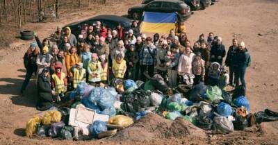 Украинские беженцы решили отблагодарить принявшие их страны и устроили уборку пляжей и парков от пластика, такие молодцы - takprosto.cc - Россия - Украина - Венгрия - Чехия - Польша - Словакия - Румыния - Молдавия