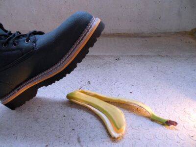 Антон Курчев - Как с помощью банана вернуть кожаной обуви идеальный вид: нестандартный способ - belnovosti.by