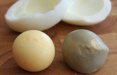 Можно ли есть вареное яйцо, если на ободке желтка появилась зеленая пленка - novate.ru