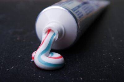 ​Зачем нужен тюбик зубной пасты в сливном бачке - polsov.com