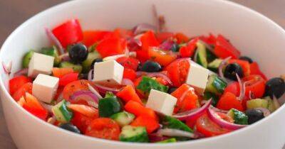 Греческий салат с очень вкусной заправкой: идеальное летнее блюдо - cpykami.ru