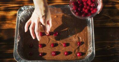 Шоколадный пирог с ягодными вкраплениями, спасающий от тоски - takprosto.cc