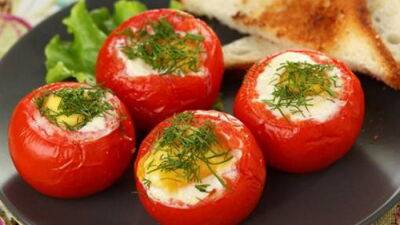 Яйца в помидорах: рецепт