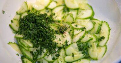 Тазик огуречного салата, и никаких закусок больше не надо: идеальный кумовской салат - takprosto.cc