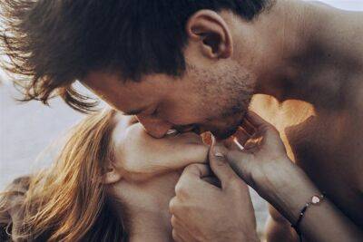 Как возбудить мужчину во время поцелуев: 20 техник - miridei.com