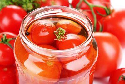 Простая хитрость, чтобы помидоры не лопались в банке при консервации. Берём на заметку - nashsovetik.ru