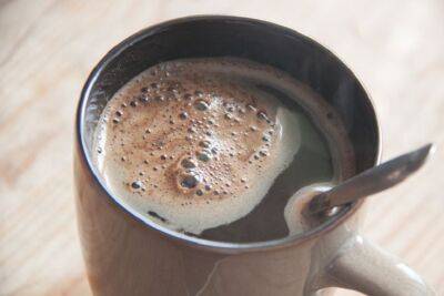 Как сделать молочную пену для кофе без капучинатора в домашних условиях: напиток, как из кофейни - belnovosti.by