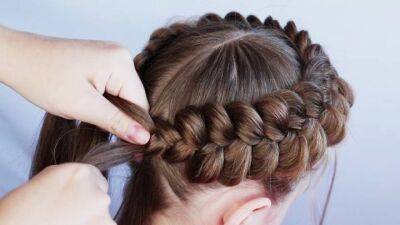 Красивая причёска для девочки на 1 сентября на длинные волосы. Делается за 15 минут - cpykami.ru