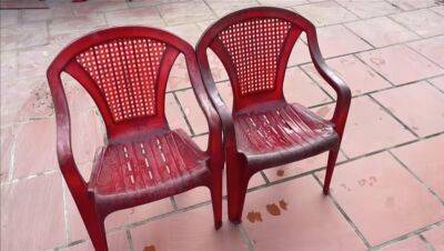 Старые пластиковые стулья переделали в настоящий шедевр. Можете сделать и вы для своего участка - cpykami.ru