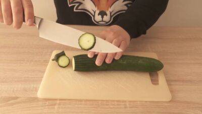 Неожиданно полезный трюк. Приклейте на скотч зубочистку к ножу — и нарезайте овощи без проблем - cpykami.ru