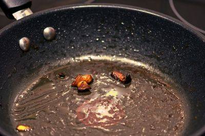 Как очистить сковороду от жировых отложений? - new-lifehuck.ru