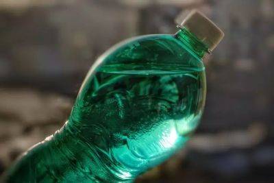 Почему бутылку с минералкой надо хранить перевернутой: интересный лайфхак - belnovosti.by