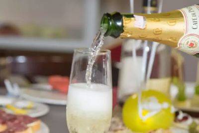 Что делать, если пробка от шампанского попала в глаз: как не лишиться зрения за праздничным столом – полезный совет - belnovosti.by