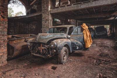 Пара обнаружила заброшенную фабрику со старыми классическими автомобилями - flytothesky.ru - Португалия