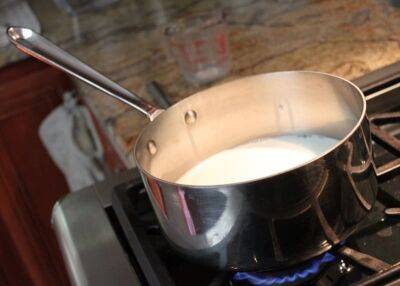 Что делать, чтобы молоко не пригорало ко дну кастрюли при кипячении: простой трюк - nashsovetik.ru