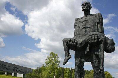 Символом чего стал памятник в Хатыни? - shkolazhizni.ru - Белоруссия