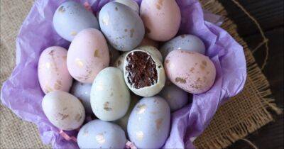 Вкусные пасхальные яйца на основе бисквита: хороши и как декор и как подарок на Пасху - cpykami.ru