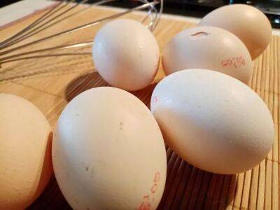 Почему нельзя разбивать яйца о край посуды: ошибка многих хозяек - belnovosti.by