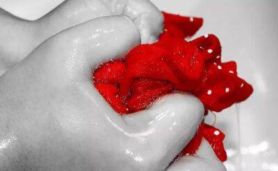 Почему нужно мыть пол красной тряпкой: старинное поверье, которое удивит - belnovosti.by