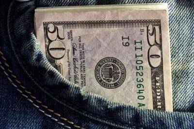 Почему нельзя носить деньги в кармане: действия, которые притягивают бедность - belnovosti.by