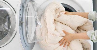 Работница прачечной показала, как стирать большие одеяла в машинке без сложностей и опасений - takprosto.cc