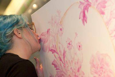 Картины без карандашей и красок: необычные художники, использующие в своих работах кофе, плесень и поцелуи - miridei.com - Англия