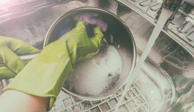 Шесть вещей, которые нельзя сливать в раковину при мытье посуды и уборке - rus.delfi.lv