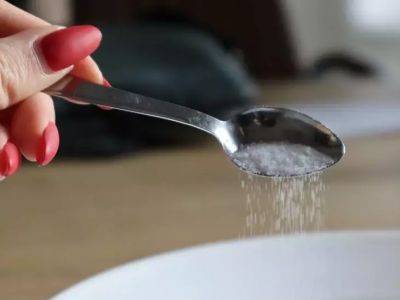 Зачем опытные хозяйки добавляют в воду для мытья полов соль: 3 случая, когда это необходимо - belnovosti.by