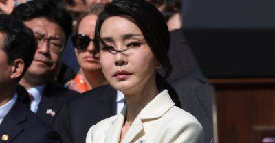 Первая леди Южной Кореи Ким Кон Хи поражает мир своей феноменальной молодостью, она как будто остановила время - takprosto.cc - Южная Корея