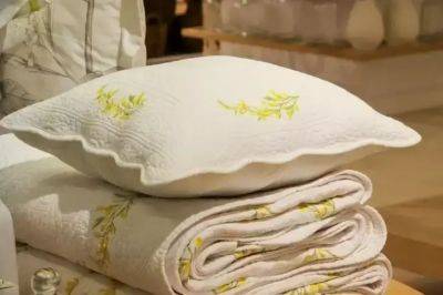 Как компактно хранить одеяла и подушки: способ без вакуумных пакетов - belnovosti.by